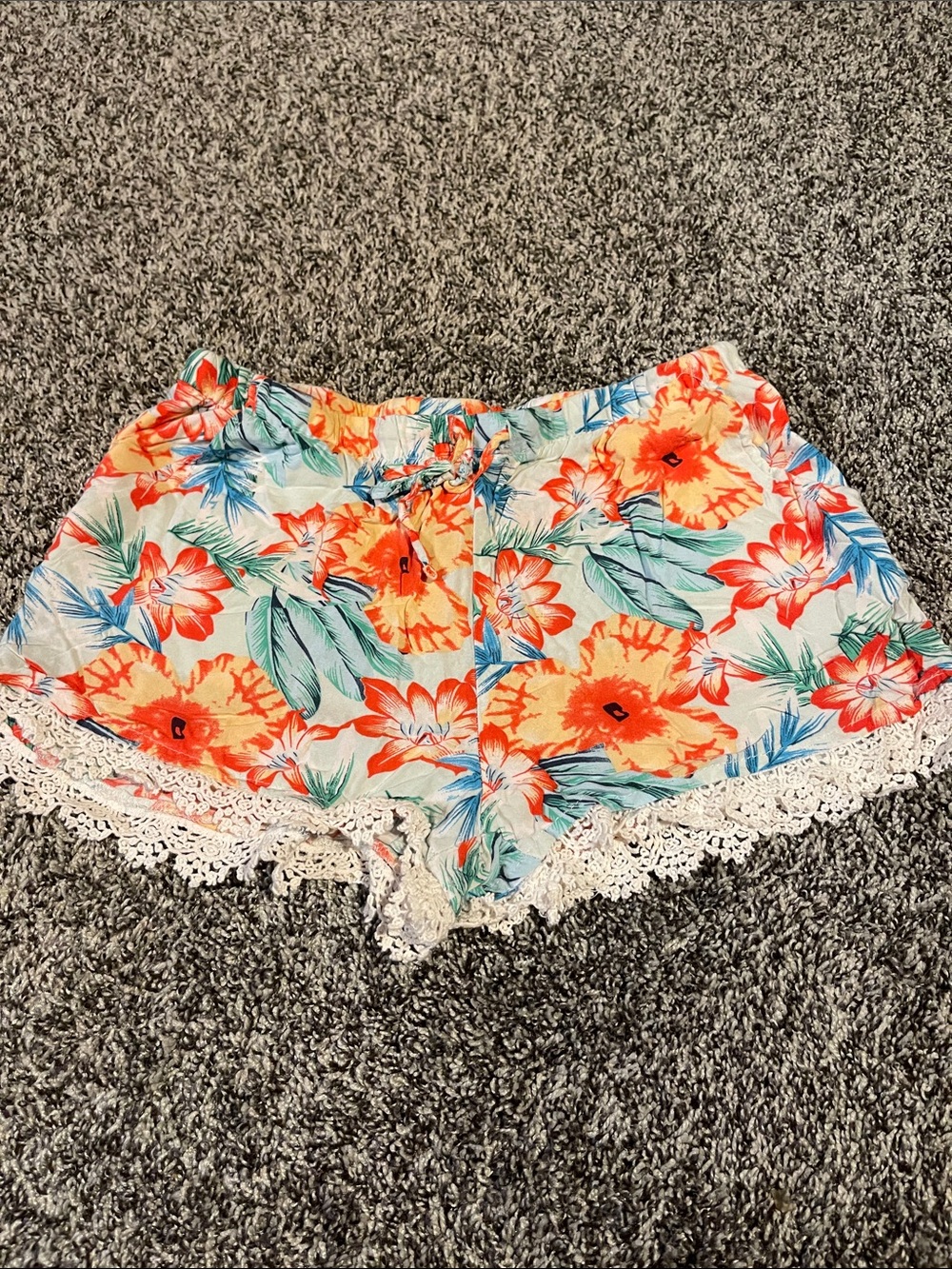 Vintage No Boundaries Floral Lace-Trim Women's Elastic Waist Shorts (M, 7-9)
